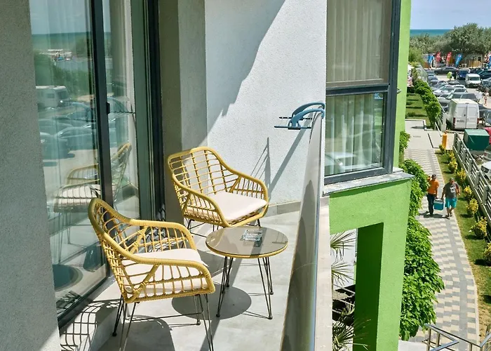 Provence In N Pool * מאמאיה